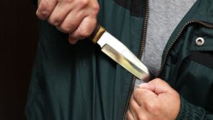 У Запоріжжі чоловіка вдарили ножем: в поліції він заявив, що винен сам
