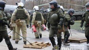 У Запоріжжі понад 200 правоохоронців захищали від «штурму» держустанову, - ФОТО, ВІДЕО 