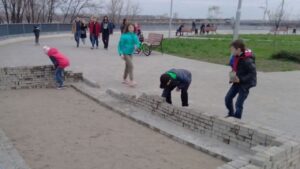Суровые маленькие запорожцы: на Правобережном пляже дети играли тротуарной плиткой, — ФОТО