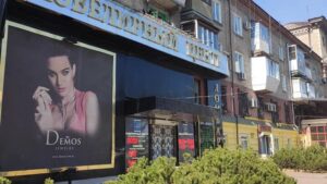 Царь-рекламу с дома в центре Запорожья вскоре планируют демонтировать