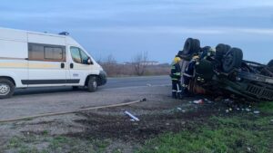 В Запорізькій області вантажівка потрапила у ДТП: рятувальникам довелося витягати водія, — ФОТО