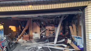 Восемь спасателей тушили пожар в гараже в Днепровском районе Запорожья, — ФОТО