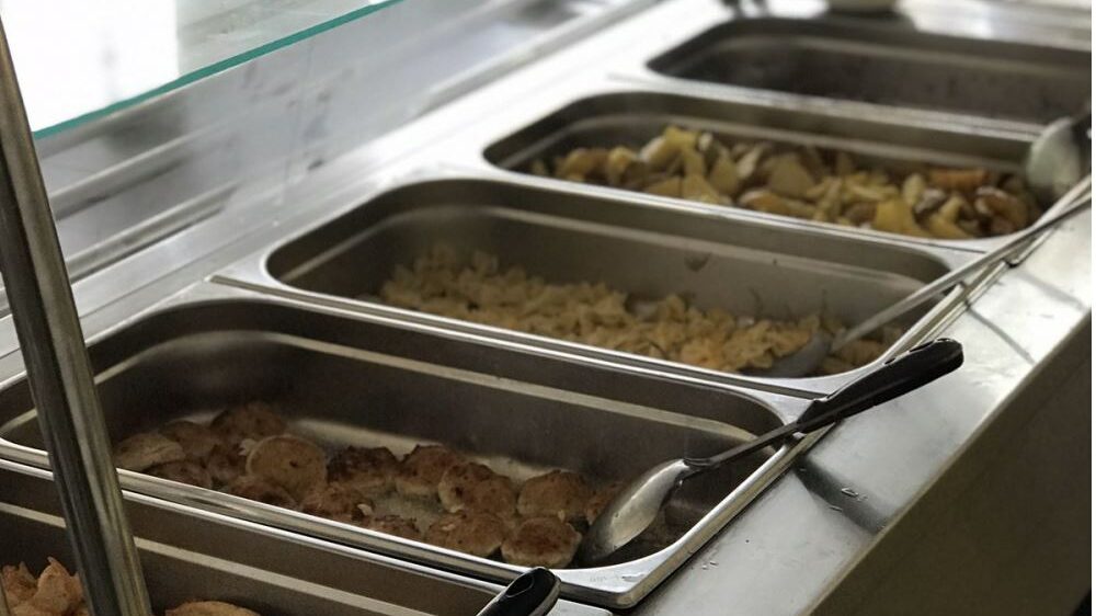 Госпродпотребслужб Запорожской области проверила поставщиков пищи в учебные заведения: почти везде нашли нарушения