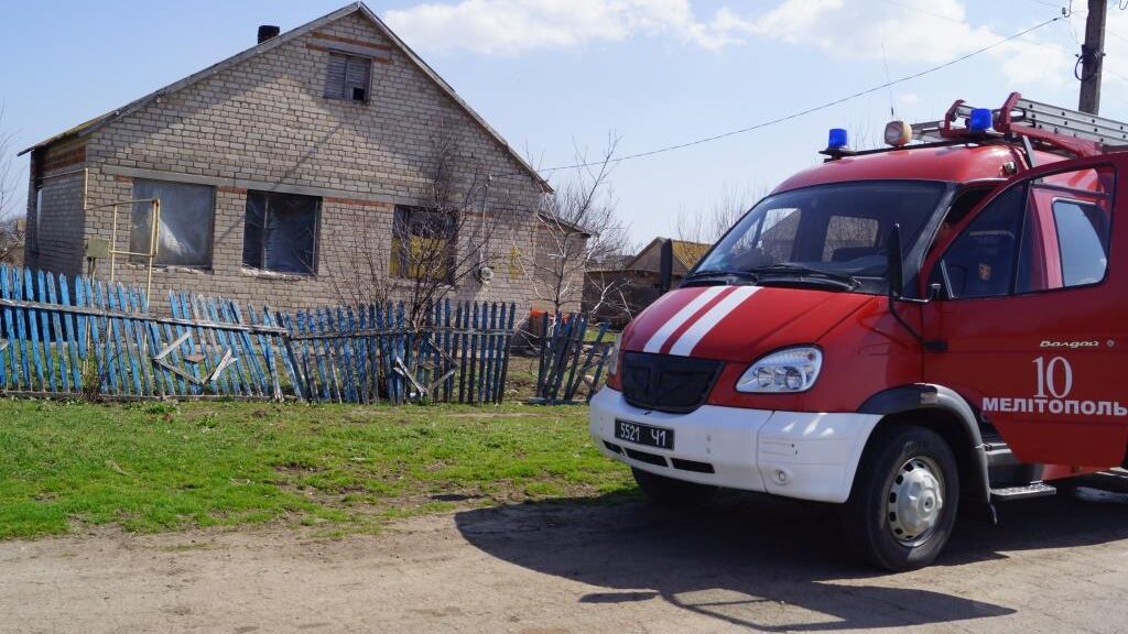 Житель Запорожской области спас из пожара в доме женщину и ее сына, - ФОТО