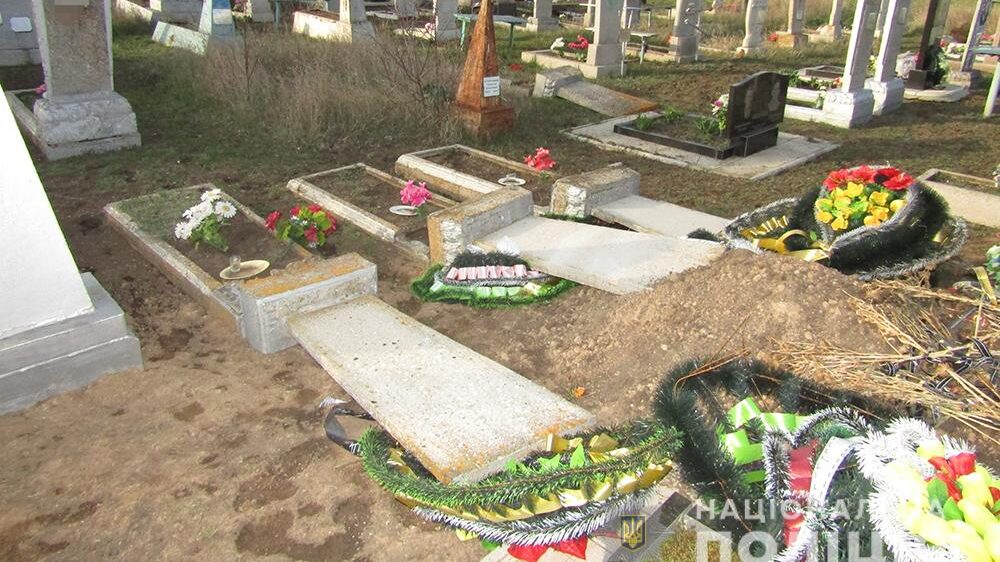В Запорожской области подросток устроил масштабный погром на кладбище, - ФОТО