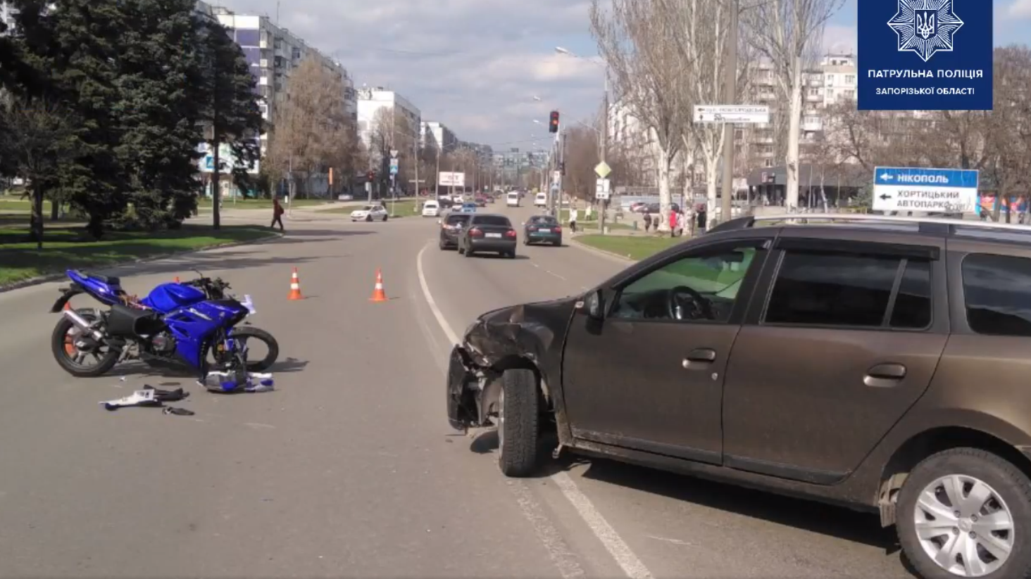 В Запорожье на Бабурке водитель легковушки сбил мотоциклиста, – ВИДЕО
