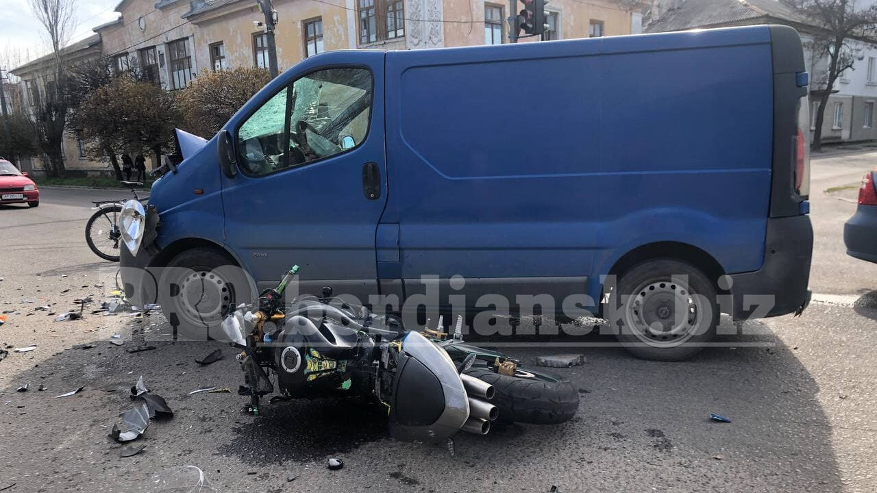 В Запорожской области произошло ДТП с байком: два человека перелетели через микроавтобус, - ВИДЕО