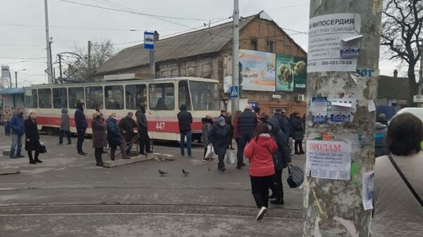 В Запорожье сотрудники рынков вышли на протест против карантина и перекрыли движение трамваев, – ФОТО