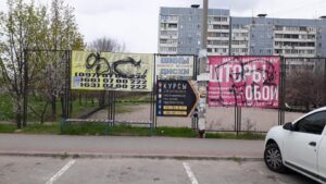 В двух районах Запорожья убрали очередные объекты наружной рекламы, - ФОТО
