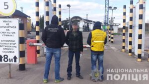 Запорожские полицейские выдворили из страны россиянина, отсидевшего за убийство