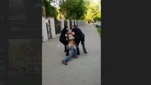 В центре Запорожья задержали мужчину, который возле гимназии приставал к детям, — ВИДЕО