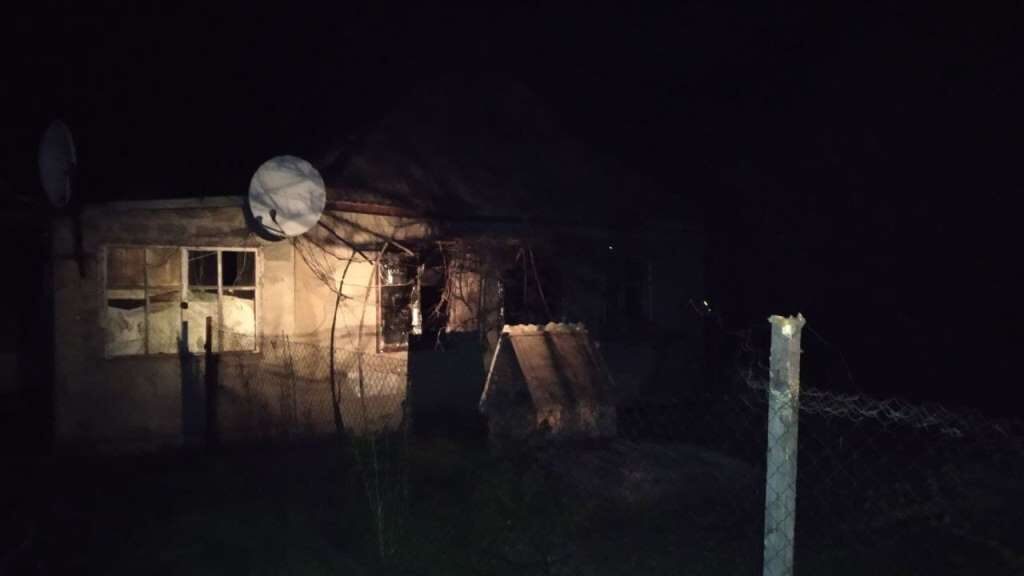 В Запорізькій області в будинку сталась пожежа: з місця події госпіталізували людину