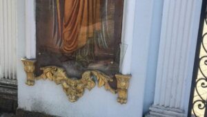 В Запорожской области полиция открыла уголовное производство на мужчину, который разбил стекло на изображениях святых