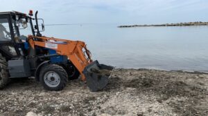 Кто в Бердянске убирать городские пляжи