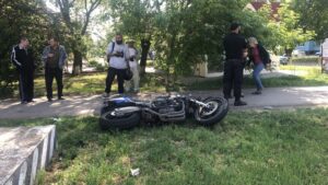 В Запорожской области фургон и байкеры на мотоцикле не поделили дорогу, - ФОТО