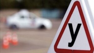 В Запорожье инструктор по вождению без прав разъезжал по городу «под кайфом» на учебном авто