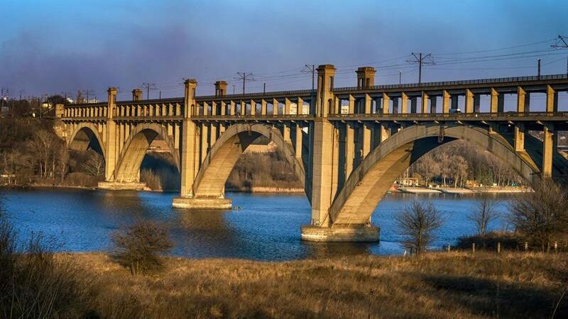 В Запорожье молодая девушка прыгнула с моста Преображенского