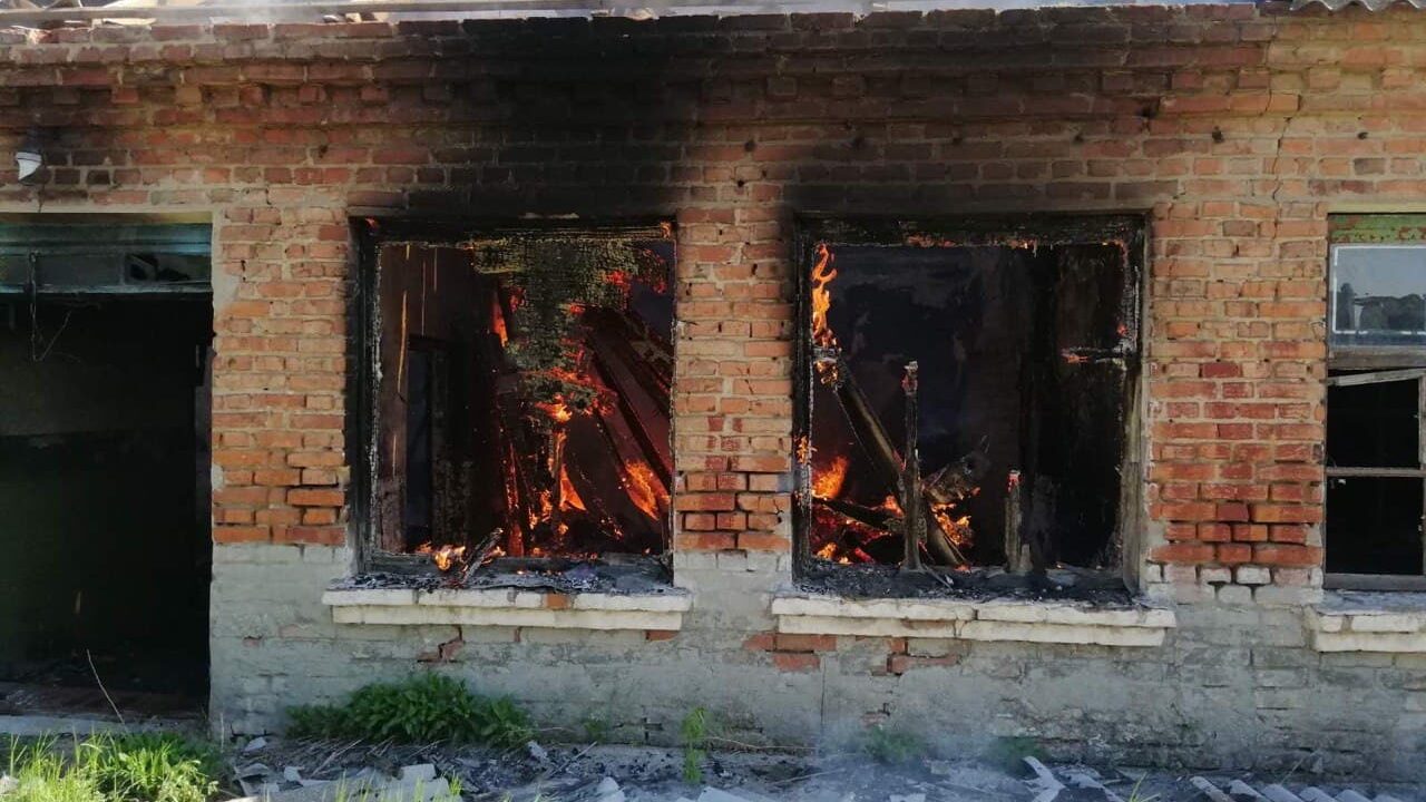 В Запорожской области загорелось заваленное мусором здание