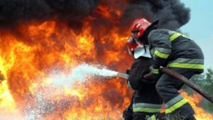 У Запоріжжі рятувальники загасили палаючу будівлю зі сміттям 