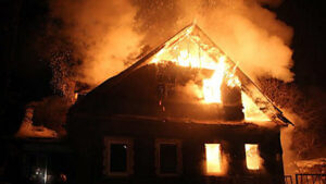 В Запорожье спасатели потушили горящий дом