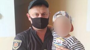 Мати не трималася на ногах: в Запорізькій області у п'яних батьків патрульні забрали дитину