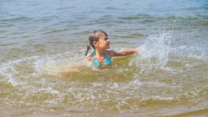 На запорізькому курорті медики реанімували 9-річну дитину, яка ледь не потонула  