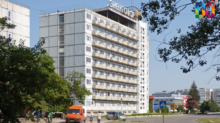 Рабочие демонтировали буквы на здании одного из крупнейших отелей в Запорожской области, — ВИДЕО