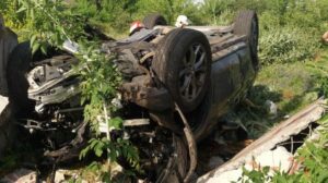 В Запорізькій області BMW X5 врізалася в бетонну плиту: травмувалися дві людини, — ФОТО