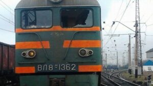 Машинист электровоза в Запорожье получил контузию: неизвестные бросили в подвижной состав камень