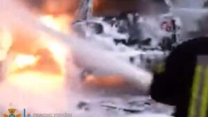 В Запорожье горели два автомобиля: огнем задело еще две машины, — ФОТО