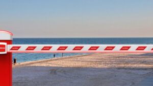 В Запорізькій області невідомі перекривали відпочивальникам доступ до моря: відкрито кримінальне провадження