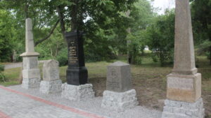 В Запорожье из надгробий, которые нашли в фундаменте амбара, создали Мемориал Хортицких меннонитов, – ФОТОРЕПОРТАЖ