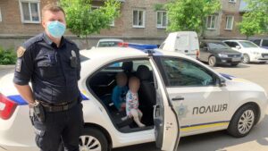 Голі та босі: в Запорізькій області на вулиці знайшли двох маленьких дітей без батьків