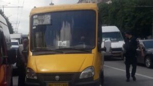 В центре Запорожья маршрутка и троллейбус не поделили дорогу, - ФОТО
