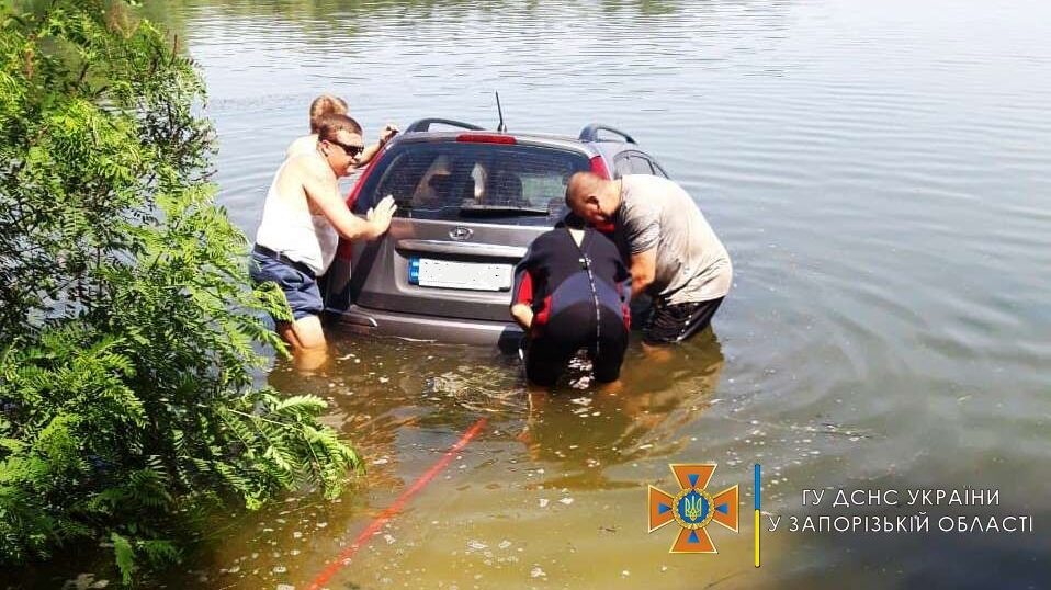 В Запорожской области в водоем съехала припаркованная машина, - ФОТО