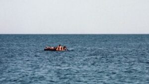 На Азовському морі на матраці від берега віднесло двох дорослих та дитину