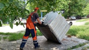 В Александровском районе Запорожья за праздничные выходные с мусорных баков украли два десятка колес