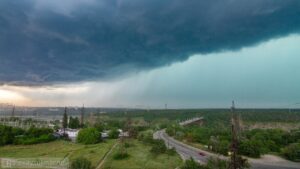 Запорожский фотограф заснял начало вчерашней непогоды