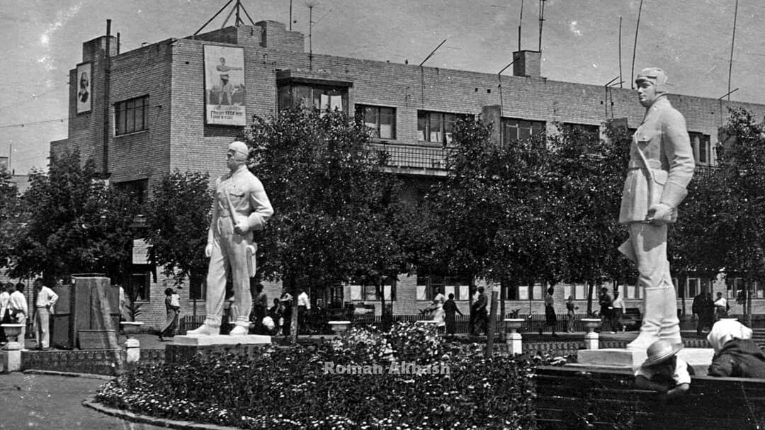 Стало известно, какие скульптуры более 80 лет назад стояли в центре Запорожья на месте «Макдональдса», – ФОТО