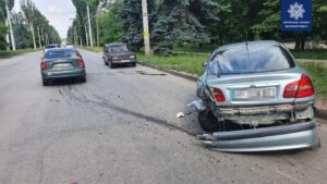 В Запорожье невнимательный водитель врезался в припаркованное авто, – ФОТО