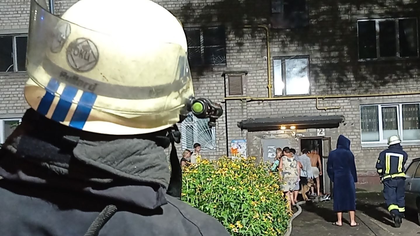 У Запоріжжі через пожежу у багатоповерхівці евакуювали 35 жителів будинку, – ФОТО 