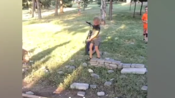 В Запорожье дети снова разбирают плитку в реконструированном парке, – ВИДЕО