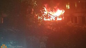 В Запорожье горела квартира в многоэтажке: травмировалась женщина, двоих детей - эвакуировали, — ФОТО