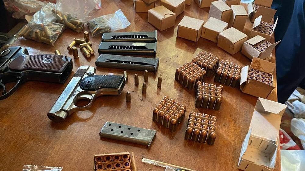 У Запоріжжі у квартирного злодія поліцейські виявили зброю і близько 900 патронів, - ФОТО