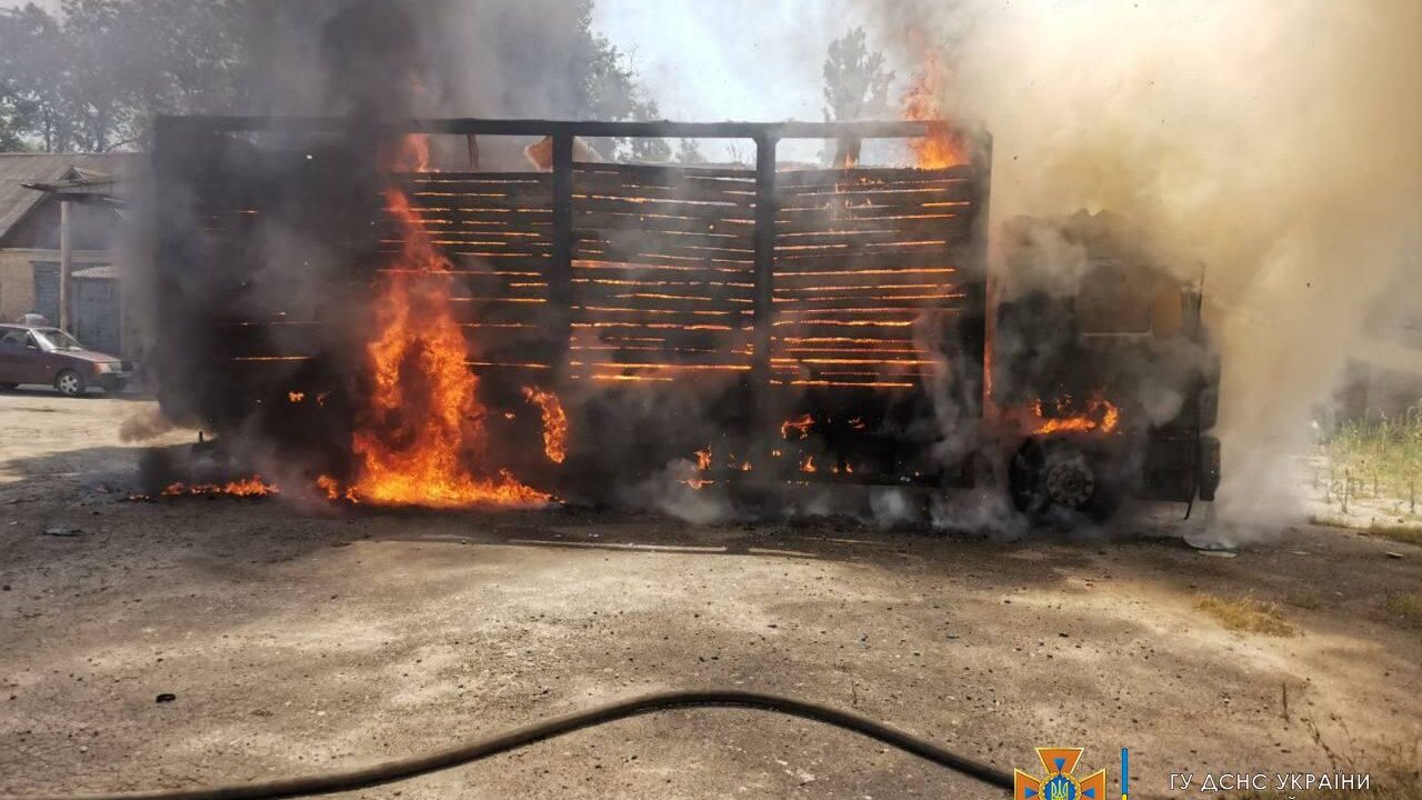 В Запорожской области дотла сгорела фура, - ФОТО