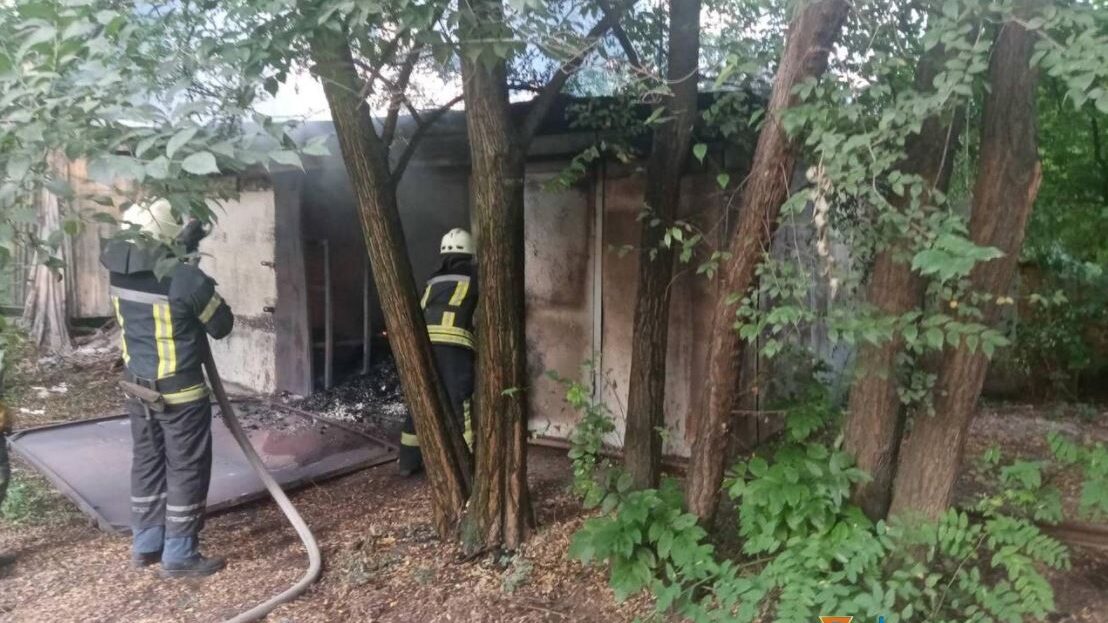 В Запоріжжі сталась пожежа у гаражі: на місці працювали 8 рятувальників