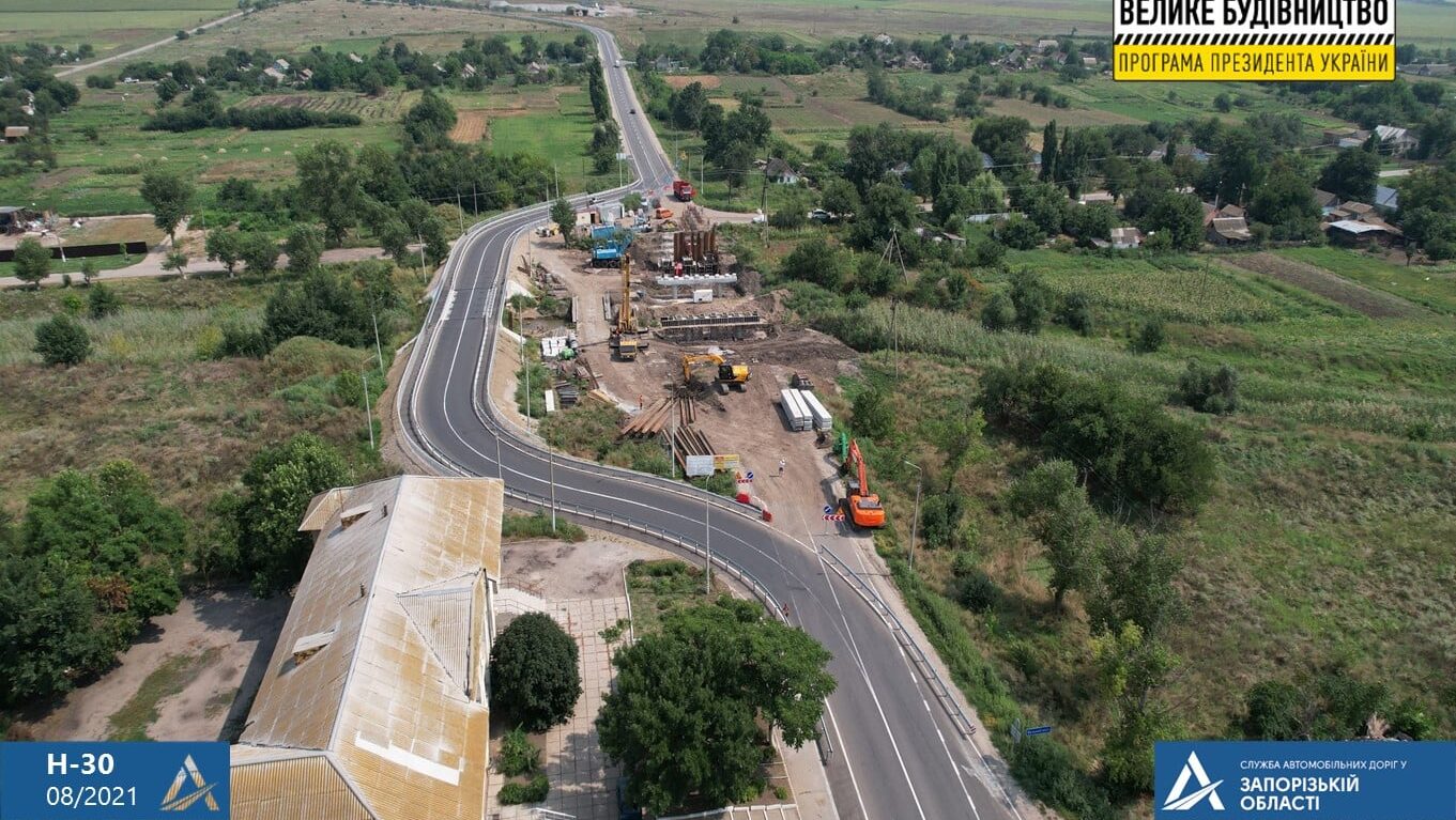 Аварийный мост, построенный в 60-х годах, ремонтируют в Запорожской области, — ФОТО