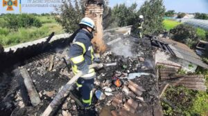 У Запорізькій області загорівся дах приватного будинку: на місці працювали семеро пожежників, — ФОТО