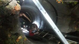 В Запорізькій області батько з сином впали у 9-метровий занедбаний колодязь, — ФОТО