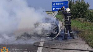 На трассе между Запорожьем и Днепром сгорела Renault: ГСЧС-ники рассказали подробности, — ФОТО